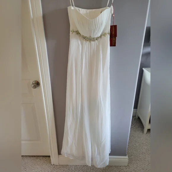 NWT Size 6  Ivory Wedding dress. Chiffon shawl and straps included. - Picture 2 of 8